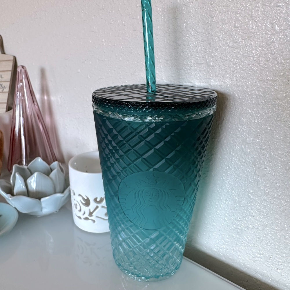 NWT 🧜‍♀️ Starbucks 16 oz Gem Cut Travel Cup in Gorgeous Ocean Waves Color.